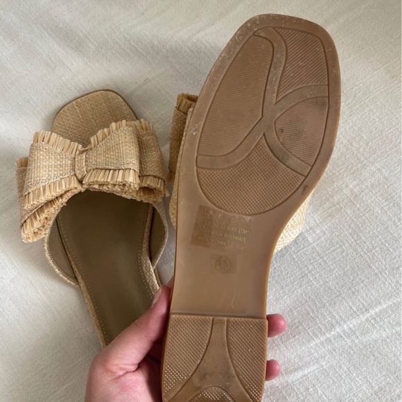 Stylish Beige Raffia Bow Sandals - Picture 2 of 2
